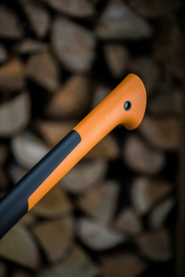Fiskars Chopping Axe XS X7, Includes Storage and Carrying Case, Length: 35.5 cm, Non-Stick Coating, High Steel Blade/Fibreglass Handle, Black/Orange, 1015618