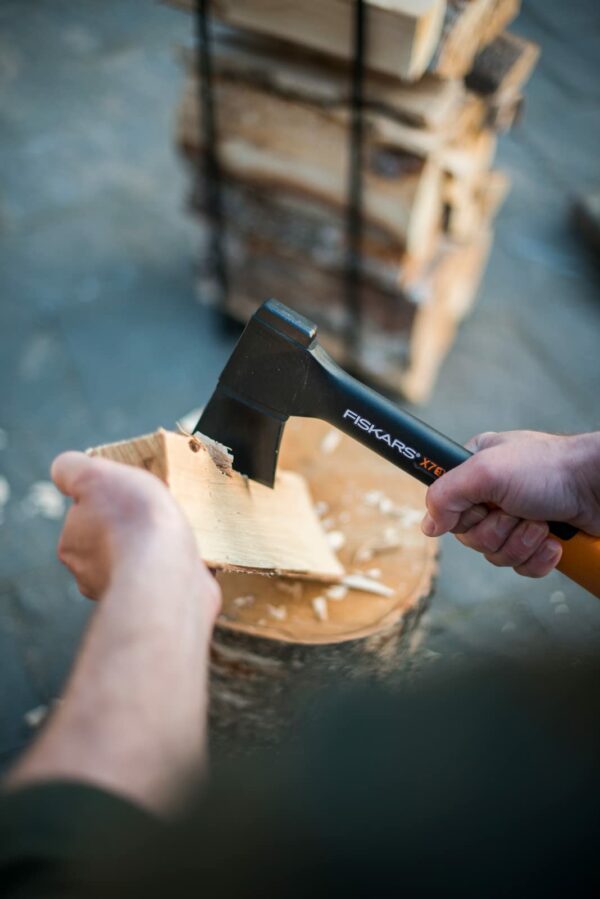 Fiskars Chopping Axe XS X7, Includes Storage and Carrying Case, Length: 35.5 cm, Non-Stick Coating, High Steel Blade/Fibreglass Handle, Black/Orange, 1015618