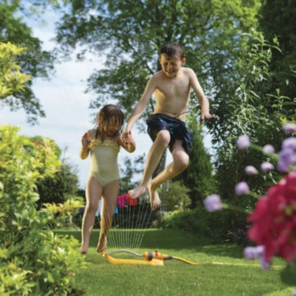 HOZELOCK - Rectangular Oscillating Sprinkler Plus 180 m² : Small-area Spray Sprinkler on Sled, Ideal for Lawns and Established Plants, Adjustable Oscillation Zone: 15 Jets Uniform Watering [2972P0000]