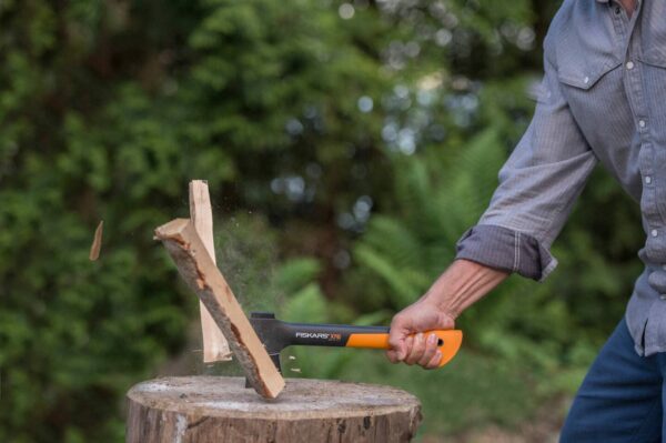 Fiskars Chopping Axe XS X7, Includes Storage and Carrying Case, Length: 35.5 cm, Non-Stick Coating, High Steel Blade/Fibreglass Handle, Black/Orange, 1015618