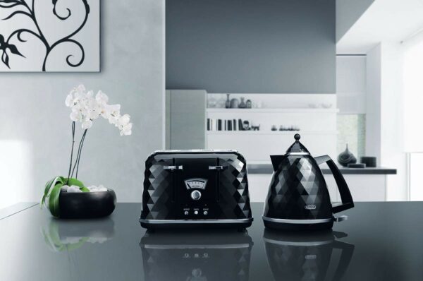 De'Longhi Brilliante Kettle, anti-scale filter, 1.7 Liters, 360° swivel base, KBJ3001BK, Black