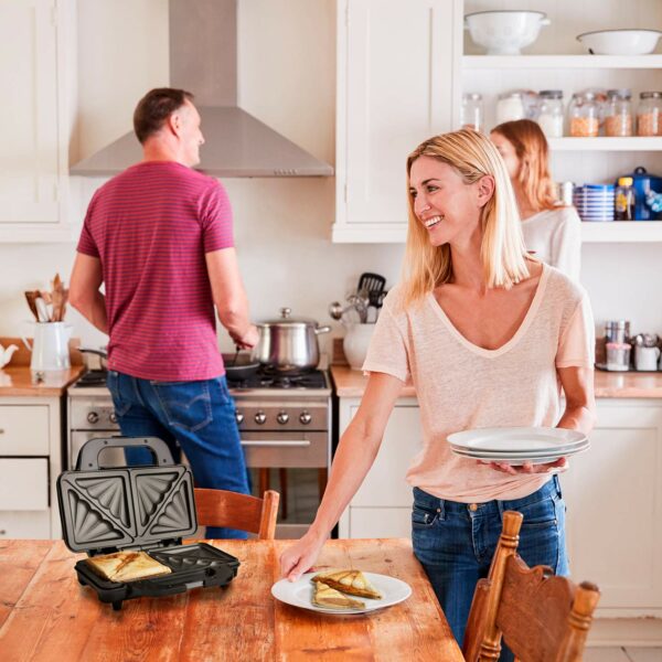 Global Gourmet by Sensiohome Sandwich Toaster/Toastie Maker – Deep Fill Non-Stick Hot Plates – 4 Slice Electric Grill Press Perfect for Toasted Cheese Snacks – 900W - Silver/Black