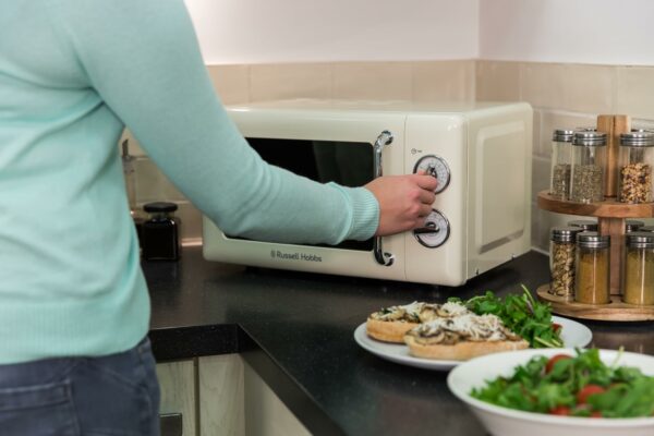 Russell Hobbs RHRETMM705C 17 L 700 W Cream Compact Retro Solo Manual Microwave with 5 Power Levels, Timer, Defrost Setting, Easy Clean