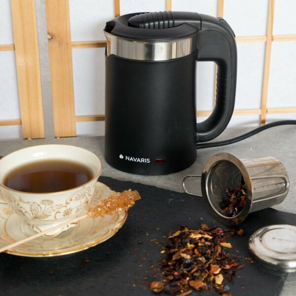 Navaris Travel Kettle Electric - 0.5 Litre - Small Kettle with Dual Walls and Boil Dry Protection - 1100W Holiday Kettles with 2 Cups