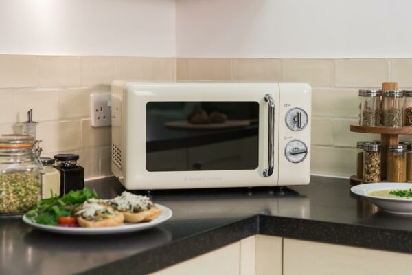 Russell Hobbs RHRETMM705C 17 L 700 W Cream Compact Retro Solo Manual Microwave with 5 Power Levels, Timer, Defrost Setting, Easy Clean