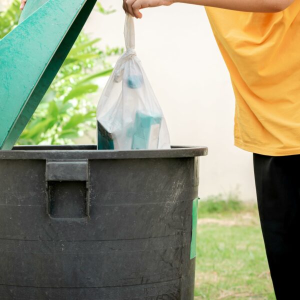 Kordis Strong Tie Handle Swing Bin Bag Liners - 6 Rolls x 20 Bags. 50L White Plastic Bin Bags For Kitchen Bins