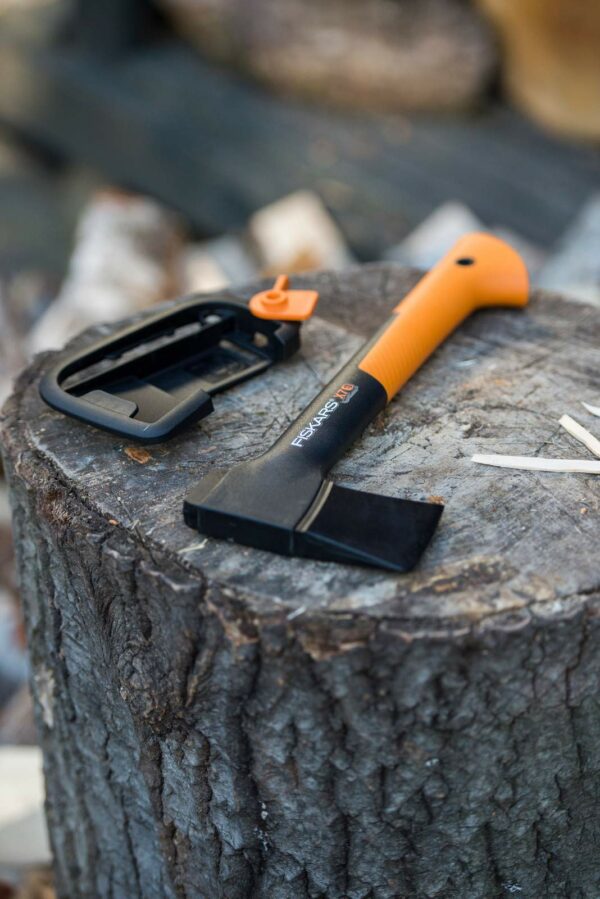 Fiskars Chopping Axe XS X7, Includes Storage and Carrying Case, Length: 35.5 cm, Non-Stick Coating, High Steel Blade/Fibreglass Handle, Black/Orange, 1015618