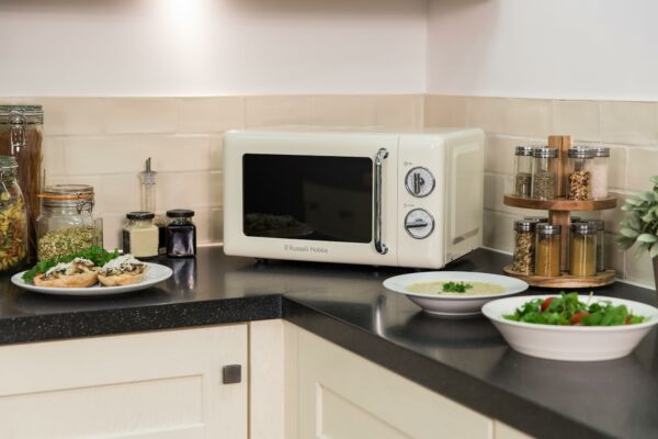 Russell Hobbs RHRETMM705C 17 L 700 W Cream Compact Retro Solo Manual Microwave with 5 Power Levels, Timer, Defrost Setting, Easy Clean