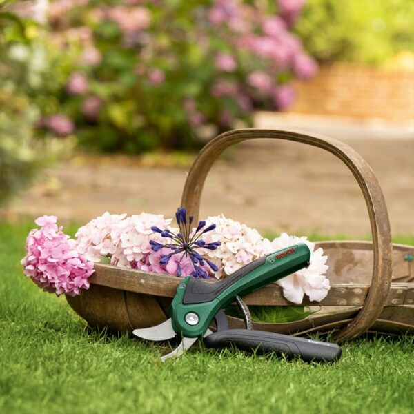 Bosch Cordless Secateurs EasyPrune (Integrated 3.6 Volt Battery; 450 Cuts per Battery Charge; Rechargeable with Micro-USB Cable; in Carton Packaging)