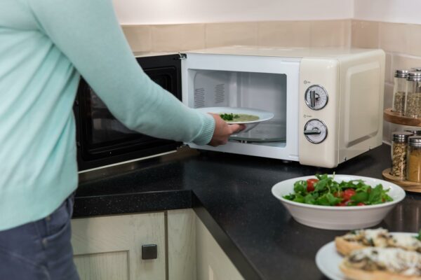 Russell Hobbs RHRETMM705C 17 L 700 W Cream Compact Retro Solo Manual Microwave with 5 Power Levels, Timer, Defrost Setting, Easy Clean