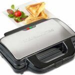 Andrew James Electric Deep Fill Toasted Sandwich Maker Grill, 4 Slice Triangle Press with Cool Touch Handle, Non-Stick Plates for Thick Cheese Toasties, 900W, For Large Deep Filled Toasted Sandwiches