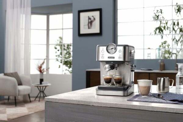De'Longhi Linea Classic EM450.M, Manual Coffee Machine with Steam Rod, Espresso Machine with Barista Pump, Nozzle for Cappuccino, Double Wall Filter, 15bar, Cup Up to 13 cm, Stainless Steel/Metal