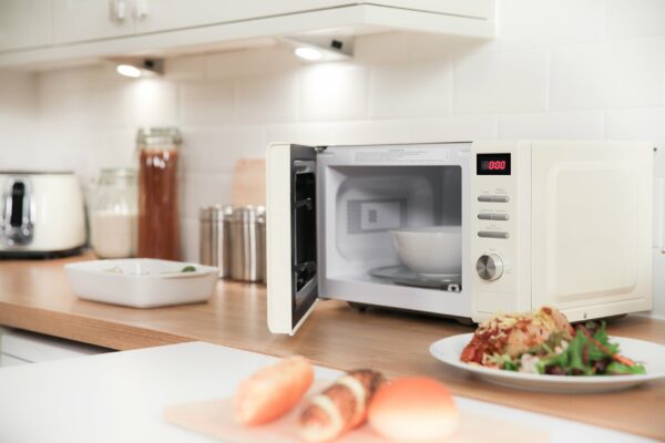 Russell Hobbs RHM2064C 20 Litre 800 W Cream Digital Heritage Microwave with 5 Power Levels, Automatic Defrost, 8 Auto Cook Menus, Clock & Timer, Easy Clean