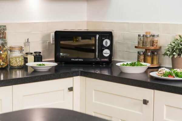 Russell Hobbs RHRETMM705B 17 L 700 W Black Compact Retro Solo Manual Microwave with 5 Power Levels, Timer, Defrost Setting, Easy Clean