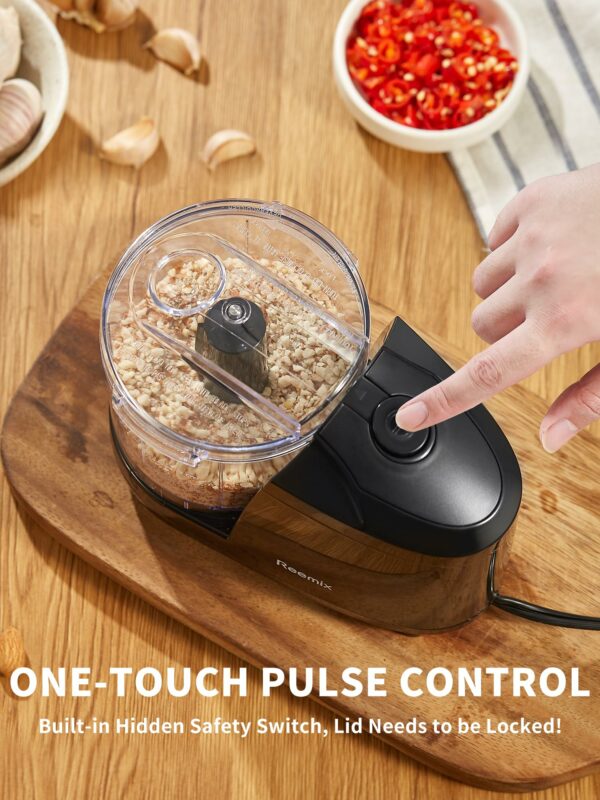 Mini Chopper, 0.75 Litre(1.5-Cup) Dishwasher Safe Bowl, Dices & Purees Fruit & Vegetables Electric Mini Chopper, Removable bowl, lid & blade, Simple one-button operation, 100W (Black)