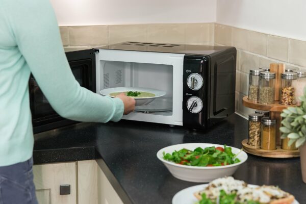 Russell Hobbs RHRETMM705B 17 L 700 W Black Compact Retro Solo Manual Microwave with 5 Power Levels, Timer, Defrost Setting, Easy Clean