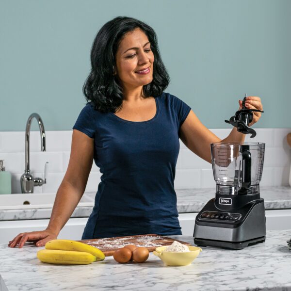 Ninja Food Processor with 4 Automatic Programs; Chop, Puree, Slice, Mix, and 3 Manual Speeds, 2.1L Bowl, Chopping, Slicing & Dough Blades, 850W, Dishwasher Safe Parts, Black BN650UK