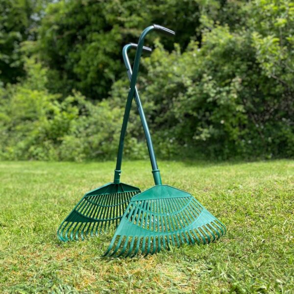 Selections Long Handled Leaf Collecting Grabber