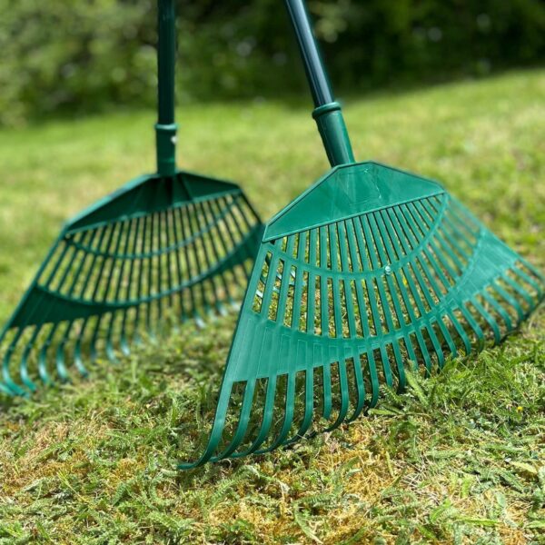 Selections Long Handled Leaf Collecting Grabber