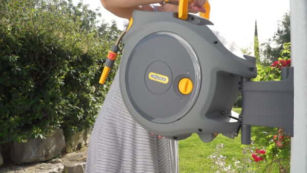 HOZELOCK - Auto Reel 30m wall-mounted hose reel : Easy to Install, Lock, Auto-rewind, Ready-to-use Reel With Nozzle, Fittings, Hozelock Hose and Accessories Included - 5 Year Guarantee* [2403 0000]