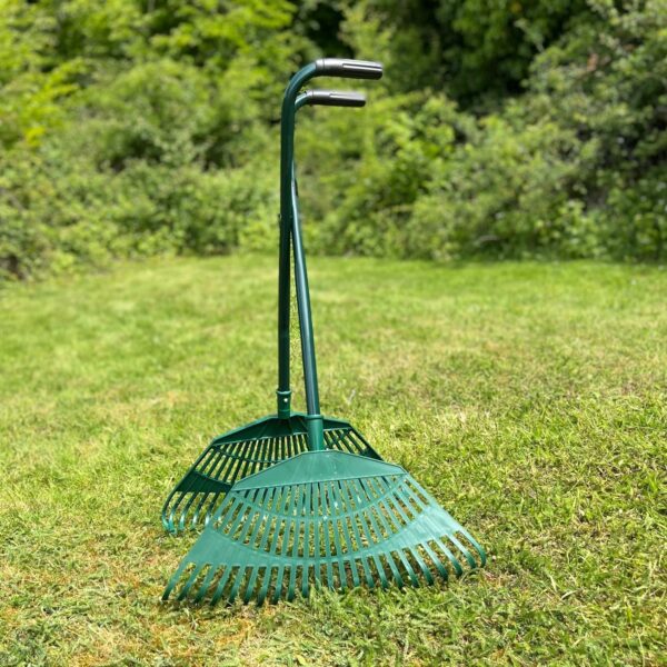 Selections Long Handled Leaf Collecting Grabber