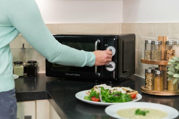 Russell Hobbs RHRETMM705B 17 L 700 W Black Compact Retro Solo Manual Microwave with 5 Power Levels, Timer, Defrost Setting, Easy Clean