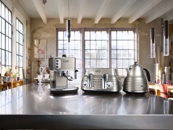 De'Longhi Scultura Traditional Barista Pump Espresso Machine, Coffee and Cappuccino Maker, ECZ351BG, Champagne