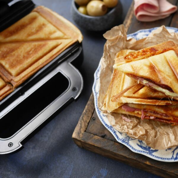 Breville Ultimate Deep Fill Toastie Maker | 2 Slice Sandwich Toaster | Removable Non-Stick Plates | Stainless Steel | Black [VST082]