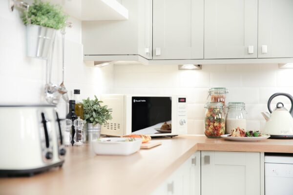 Russell Hobbs RHM2064C 20 Litre 800 W Cream Digital Heritage Microwave with 5 Power Levels, Automatic Defrost, 8 Auto Cook Menus, Clock & Timer, Easy Clean