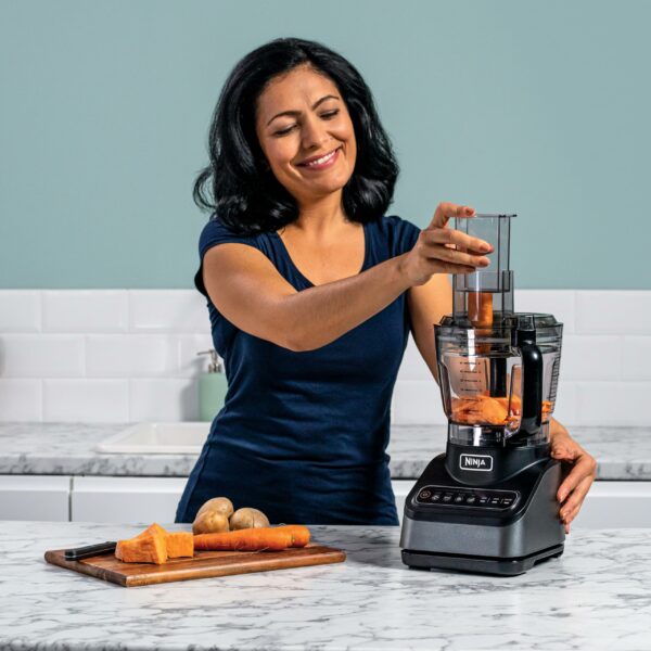 Ninja Food Processor with 4 Automatic Programs; Chop, Puree, Slice, Mix, and 3 Manual Speeds, 2.1L Bowl, Chopping, Slicing & Dough Blades, 850W, Dishwasher Safe Parts, Black BN650UK