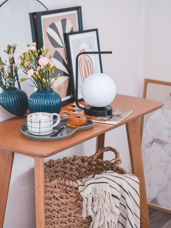 Beliani Traditional Console Table Living Room Furniture with Shelf MDF Light Wood 90 x 40 cm Tulare