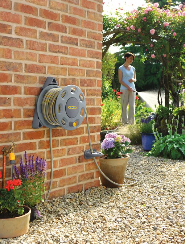 HOZELOCK - Wall-Mounted 30m Hose Reel with 15m Hose : Easy-to-install Wall-mounted Hose Reel with Handle, Complete with Hose Guide, Nozzle, Fittings and Accessories [2422R0000]